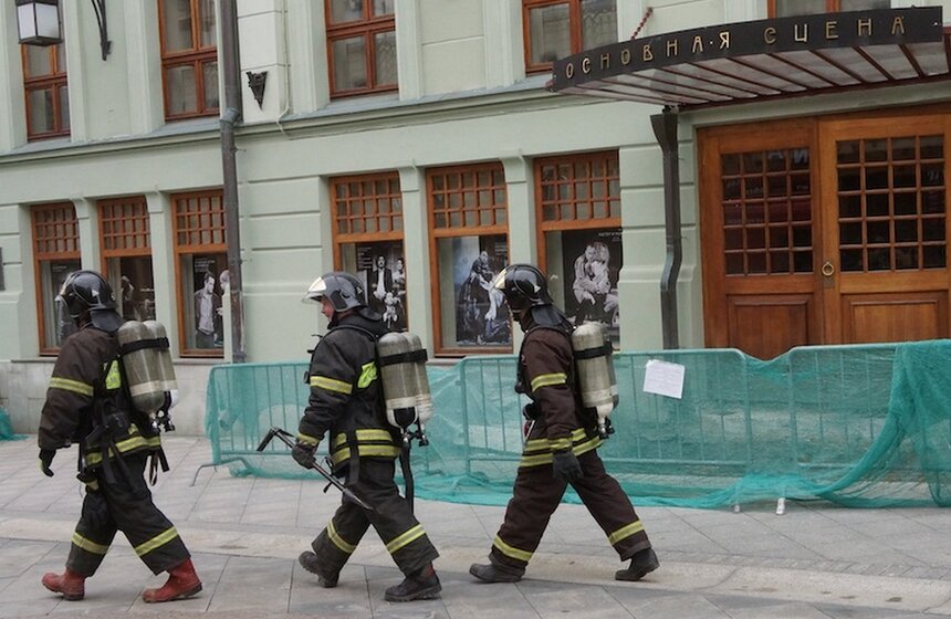 Пожарные ликвидировали пожар в здании МХТ имени Чехова 9 фото