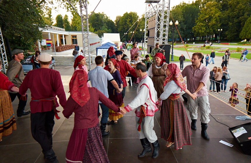 В Измайловском парке выступили танцоры из 30 стран мира 17 фото