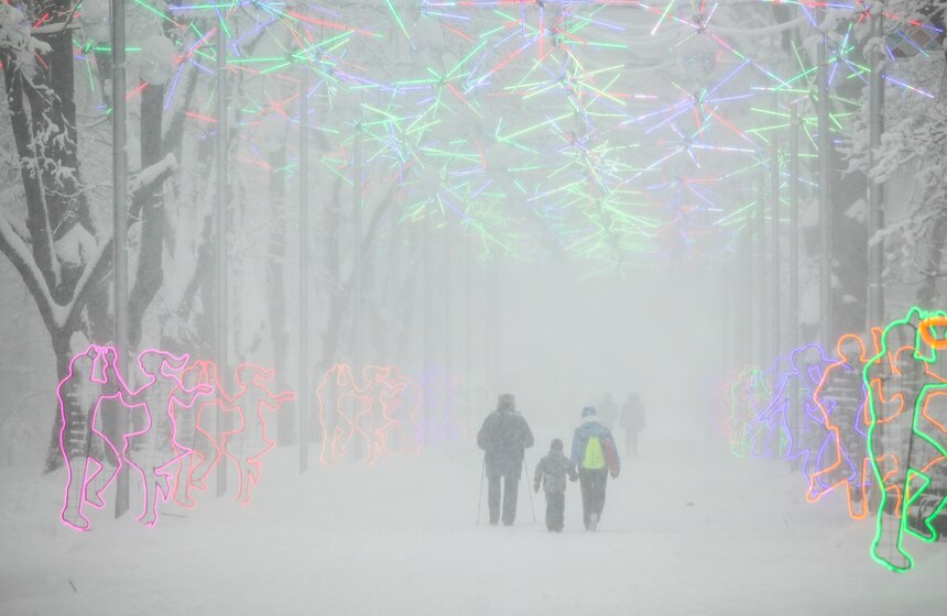 Из-за сильного ветра и снега в городе объявлен желтый уровень погодной опасности