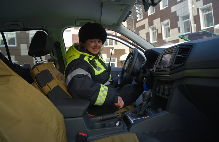 "Это первые пикапы, которые мы получили, они дали возможность нагрузить кузов дорожными знаками, средствами организации дорожного движения, например, которые нужны при аварии или в случае внештатной ситуации", – пояснил Юрьев