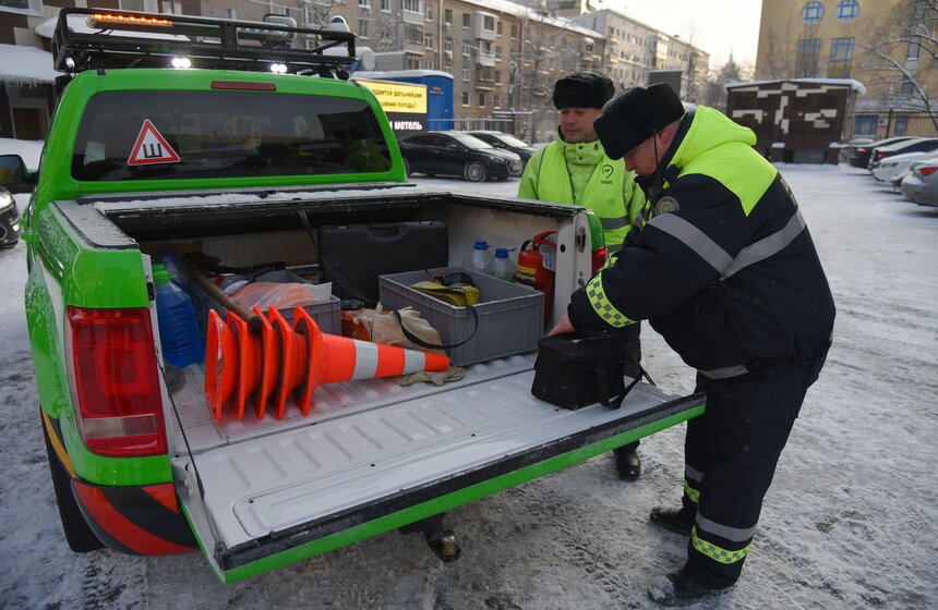 Сотрудники ЦОДД следят за дорожной ситуацией в столице на пикапах