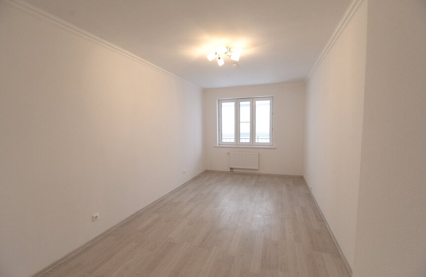 Во всех квартирах пластиковые окна с москитной сеткой. "Этот дом проектировался с хорошими качественными окнами, несмотря на то что он не строился по программе реновации. Здесь еще предусмотрен клапан микропроветривания. Если не хочется открывать окно, то можно просто приоткрыть клапан и обеспечить вентиляцию помещения, – объяснил Александр Ломакин. – На батареях установлен регулятор температуры".