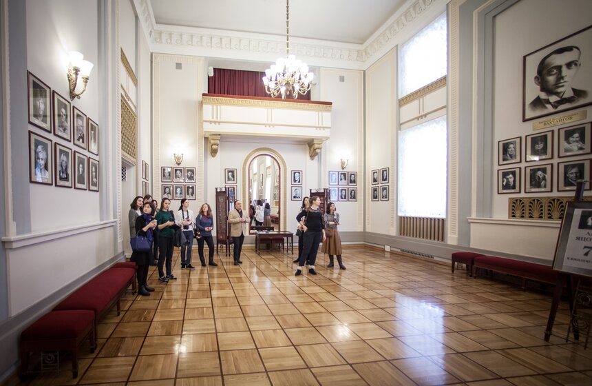 Просторное фойе обрамляет зрительный зал на уровнях партера, амфитеатра и бельэтажа