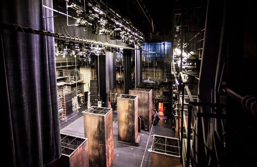 Участников экскурсии провели по пространству театра, закрытому для зрителей