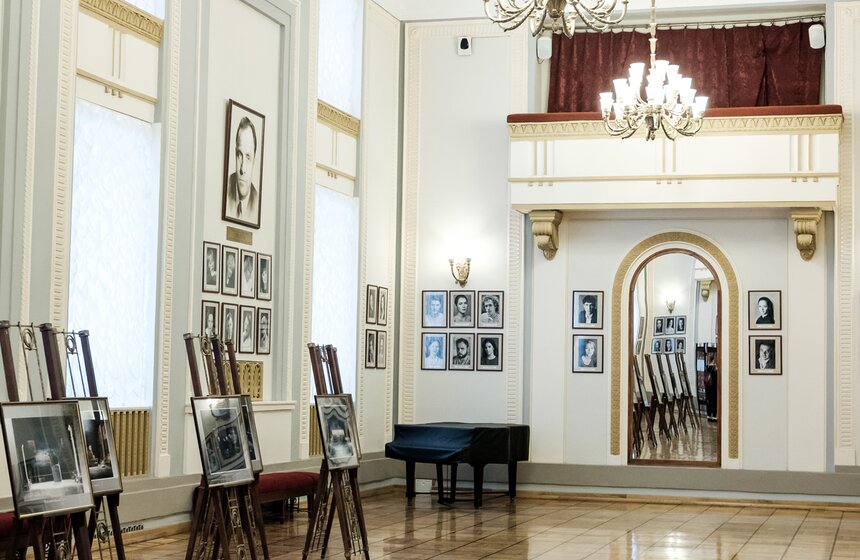 В фойе – большая галерея портретов артистов театра