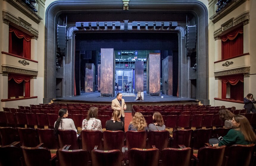 Зрительный зал Большой сцены театра вмещает 1055 мест