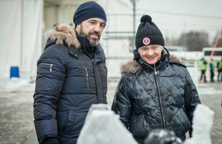 У посетителей будет возможность пообщаться с ними во время работы над скульптурами и поболеть за одну из знаменитостей