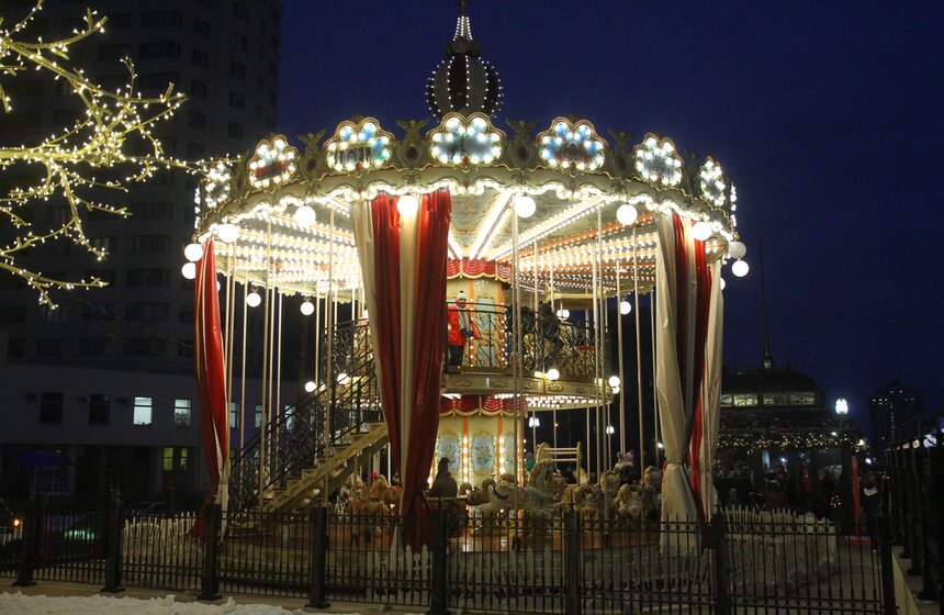 Для юных гостей работают 11-метровая рождественская карусель и интерактивная площадка.