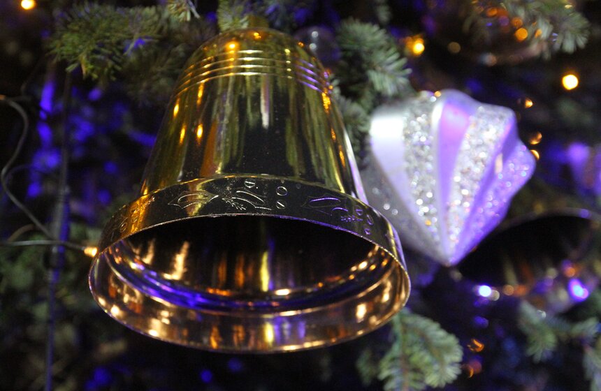 На окружных площадках запланировано 240 интерактивных программ, 480 представлений уличных театров, а также 1680 мастер-классов для взрослых и детей.