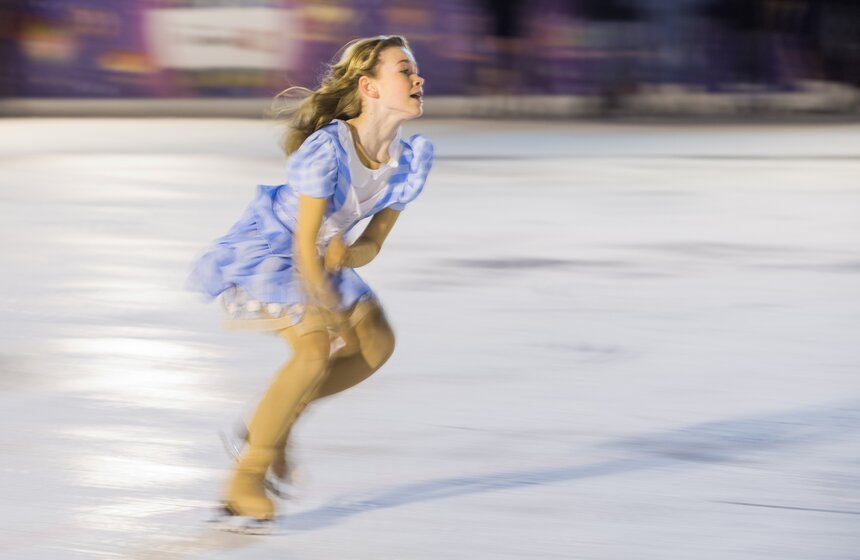 Роль Алисы исполнила участница юниорских соревнований Катя Куракова