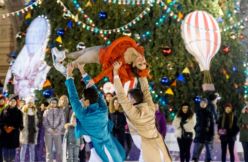 Создать атмосферу сказки помогают декорации