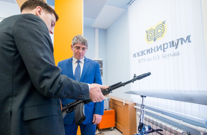 Из композитных материалов можно изготавливать даже части автомата Калашникова. За счет частей из композитных материалов автомат становится легче на 30 процентов, из них же можно сделать даже прозрачный рожок для патронов.