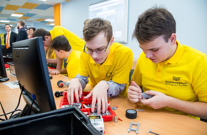 В лаборатории "Робототехника" ученики технопарка могут собрать и запрограммировать собственного робота.