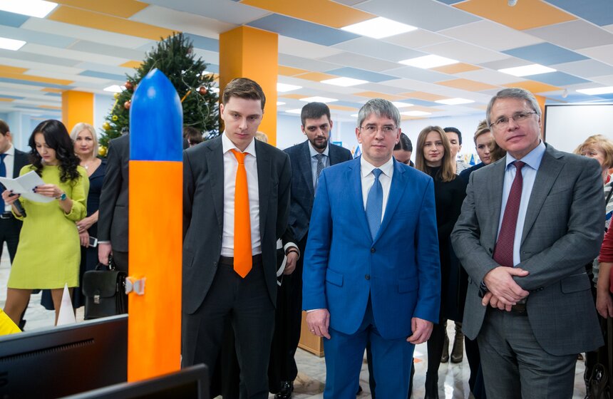 В лаборатории "Космические летательные аппараты" воспитанники технопарка могут сконструировать и запустить собственную ракету. При этом необходимо сначала посетить курсы 3D-моделирования для создания обтекателя и стабилизатора ракеты, а также заглянуть в лабораторию "Нанотехнологии и композиты", чтобы изготовить облегченный и прочный корпус ракеты.