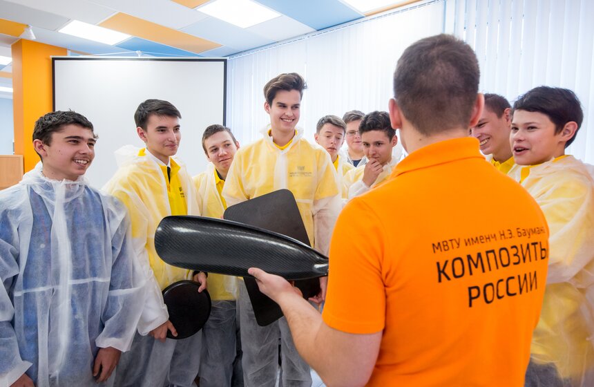 По словам кураторов лаборатории "Нанотехнологии и композиты", первый раз ребята выполняют максимум работу по изготовлению детали в течение 2 часов. Они также учатся укладывать углеродную ткань в вакуумные пакеты, чтобы изготовить детали.