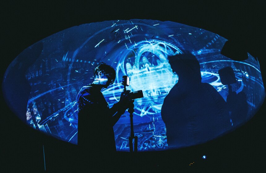 Форматы работ художника: от видео-инсталляций и цифровых полотен до динамических скульптур и полнокупольных фильмов