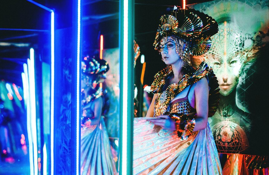 Помимо костюмированных шоу, выставку дополняют концерты электронной музыки и работы российского художника Кирилла Иванова