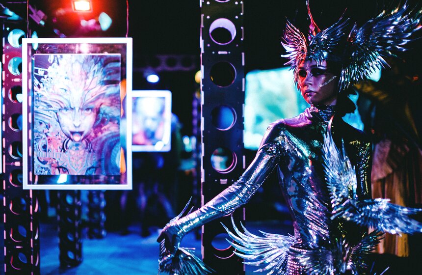 Большей зрелищности выставке придают костюмированные шоу