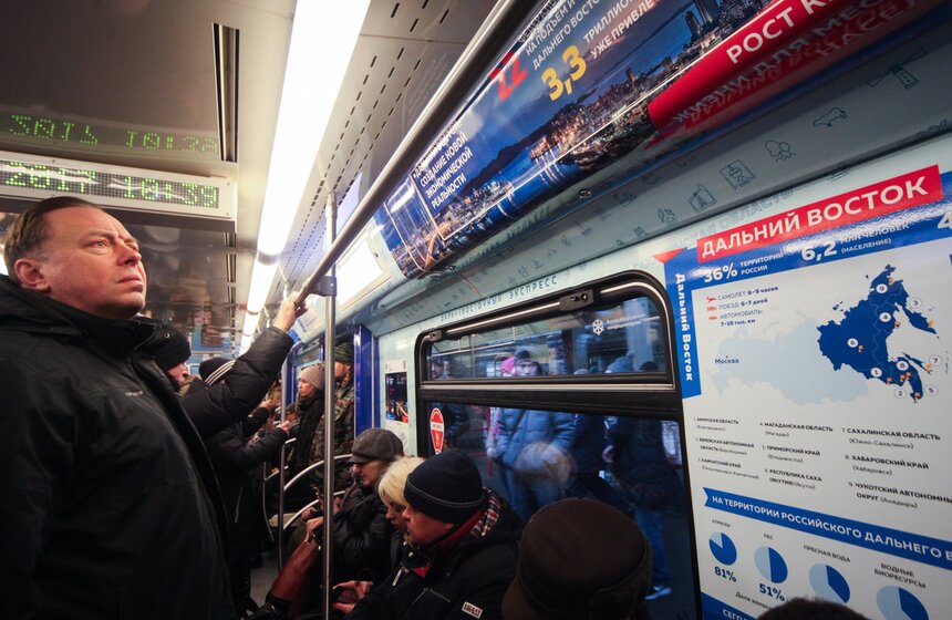 Внутри вагонов пассажиры могут познакомиться с национальными, гастрономическими и туристическими традициями и особенностями Камчатского края, Чукотского автономного округа, Магаданской области и Якутии, Амурской и Сахалинской областей, а также Хабаровского и Приморского краев. В одном из вагонов размещена информация о программе "Дальневосточный гектар" и мерах государственной поддержки участников этой программы. Поезд будет курсировать в течение двух месяцев.