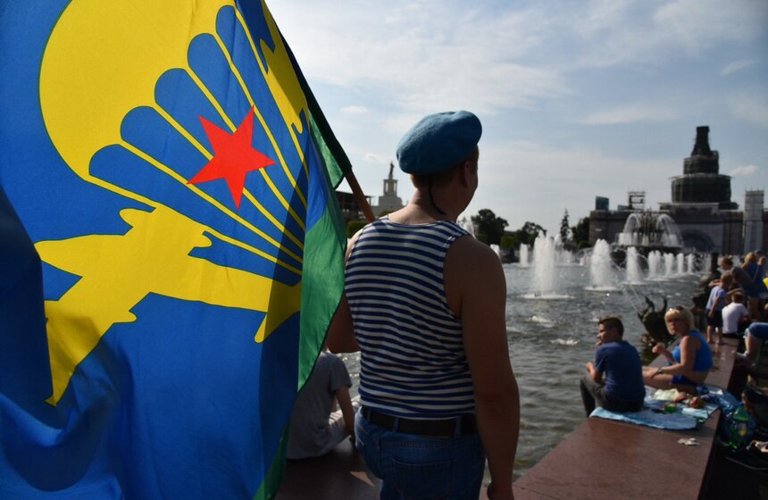 Традиционный праздник десантников проходит в столице.<br /><br />https://www.m24.ru/galleries/sorevnovaniya/08012017/6662