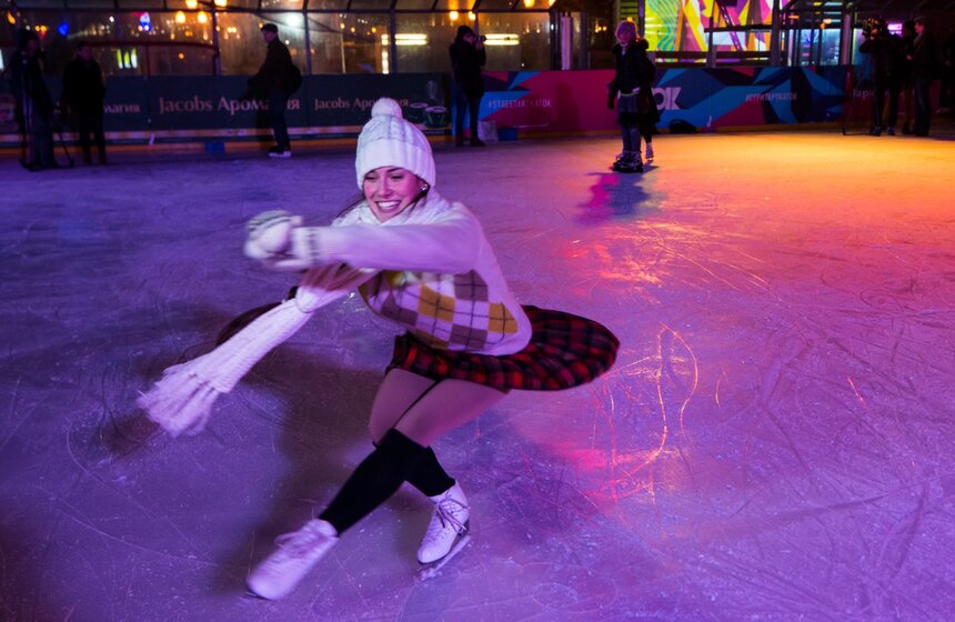 Костюмированная вечеринка в стиле шестидесятых прошла на катке Парка Горького. Совместно с дизайнерами парка разработан лукбук образа шестидесятника с упором на алый цвет – особенно любимый горожанами той эпохи.<br /><br />https://www.m24.ru/galleries/sorevnovaniya/08012017/6112