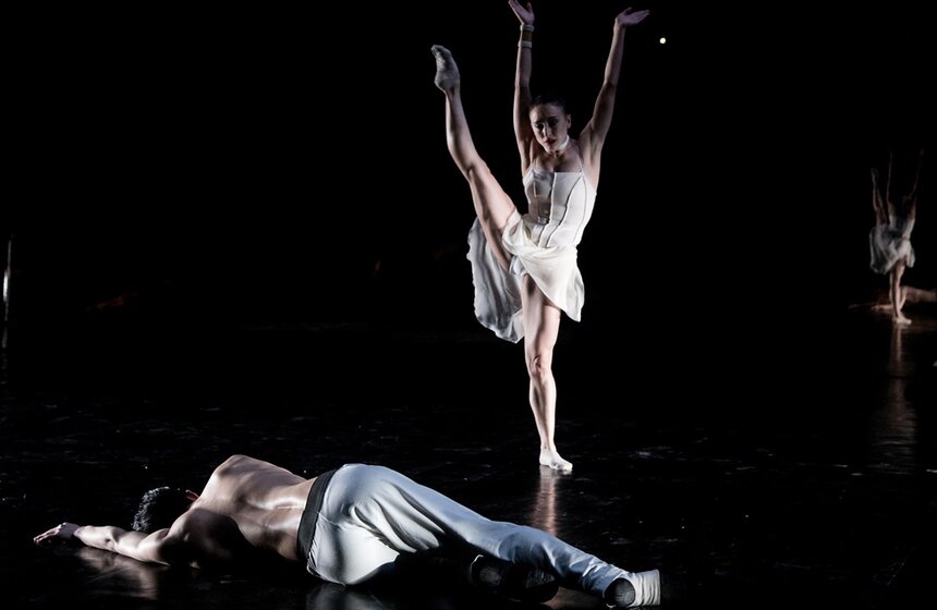 Театр "Балет Москва" и хореографы Кирилл Симонов, Анастасия Кадрулева и Артем Игнатьев представили новую совместную работу. Алексей Айги и ансамбль 4’33 лично исполнили музыку во второй составляющей балета.<br /><br />https://www.m24.ru/galleries/sorevnovaniya/08012017/6107