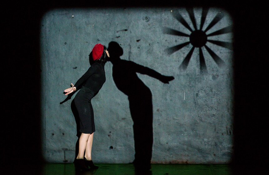 В Театре на Таганке состоялся показ премьерного спектакля "Красная шапочка". В основу постановки легла пьеса Жоэля Помра "Красная шапочка" – современная европейская трактовка всем известного сюжета.<br /><br />https://www.m24.ru/galleries/sorevnovaniya/08012017/6188