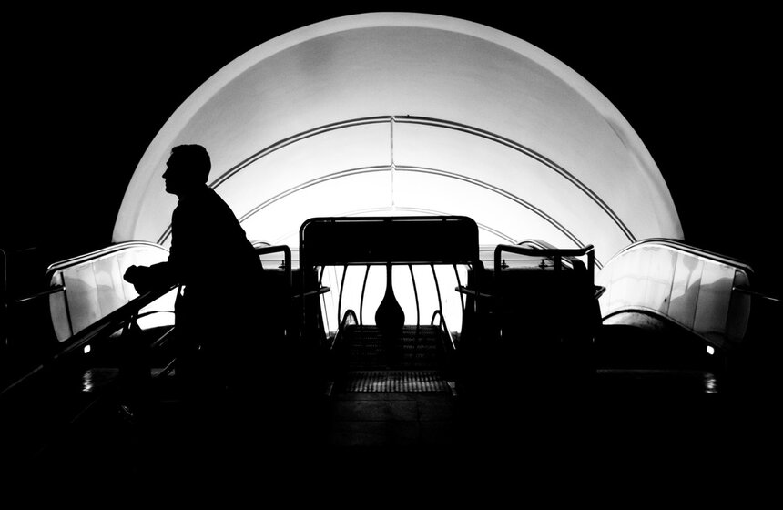 Известные российские актеры и солисты камерного ансамбля дали ночной концерт "К Оттепели". Музыкально-поэтический спектакль прошел прямо на станции "Маяковская" столичного метро.<br /><br />https://www.m24.ru/galleries/sorevnovaniya/08012017/6195