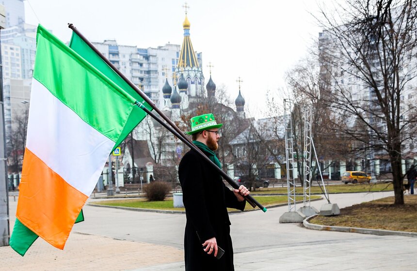 Самым красочным событием Irish Weekя является незабываемый ирландский карнавал, который по традиции прошел в парке "Сокольники".<br /><br />https://www.m24.ru/galleries/sorevnovaniya/08012017/6170