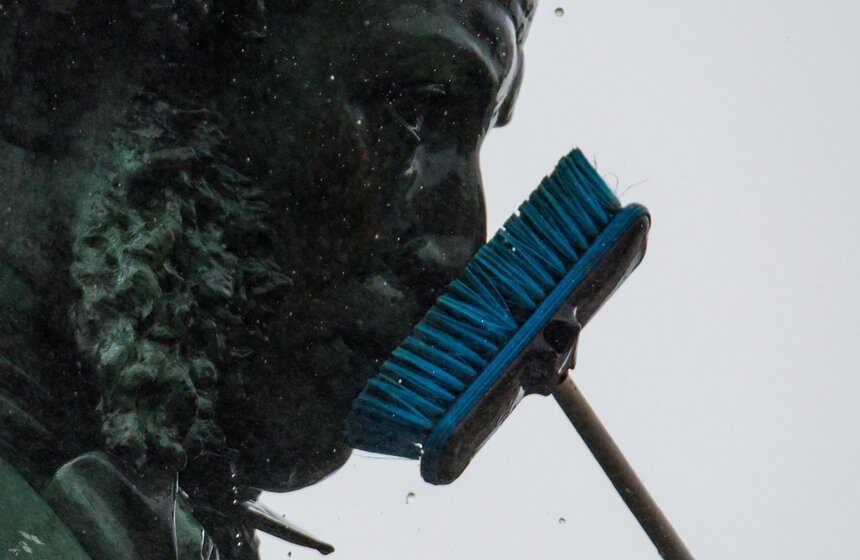 Коммунальщики почистили памятник Александру Пушкину на Пушкинской площади. Были вымыты сама фигура поэта и постамент, на котором он стоит.<br /><br />https://www.m24.ru/galleries/sorevnovaniya/08012017/6176