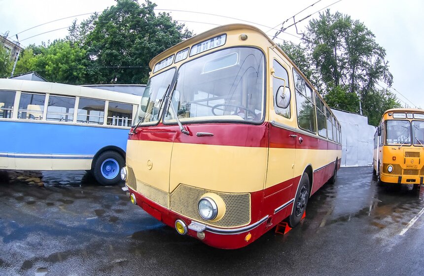 Парад ретротехники, посвященный Дню московского транспорта, прошел в столице.<br /><br />https://www.m24.ru/galleries/sorevnovaniya/08012017/6601