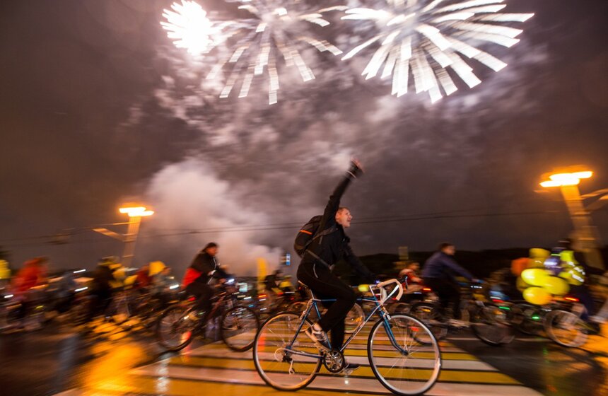 Ночной велопарад прошел в столице. Участниками парада стали более 10 тысяч человек.<br /><br />https://www.m24.ru/galleries/sorevnovaniya/08012017/6603