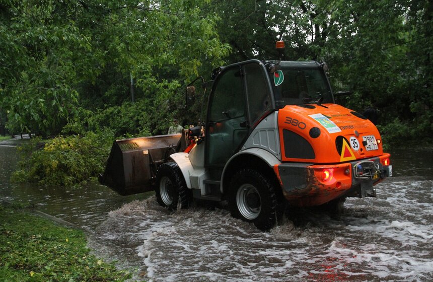 Коммунальные службы устраняют последствия мощного ливня, прошедшего в столице.<br /><br />https://www.m24.ru/galleries/sorevnovaniya/08012017/6578