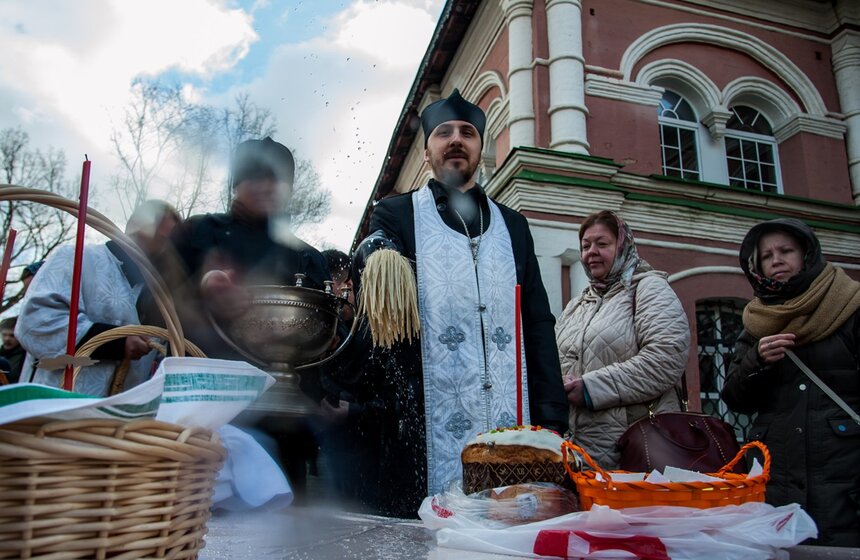 Москвичи отмечают праздник Пасхи. Прихожане посещают храмы, освящают яйца и куличи.<br /><br />https://www.m24.ru/galleries/sorevnovaniya/08012017/6295?utm_source=CopyBuf