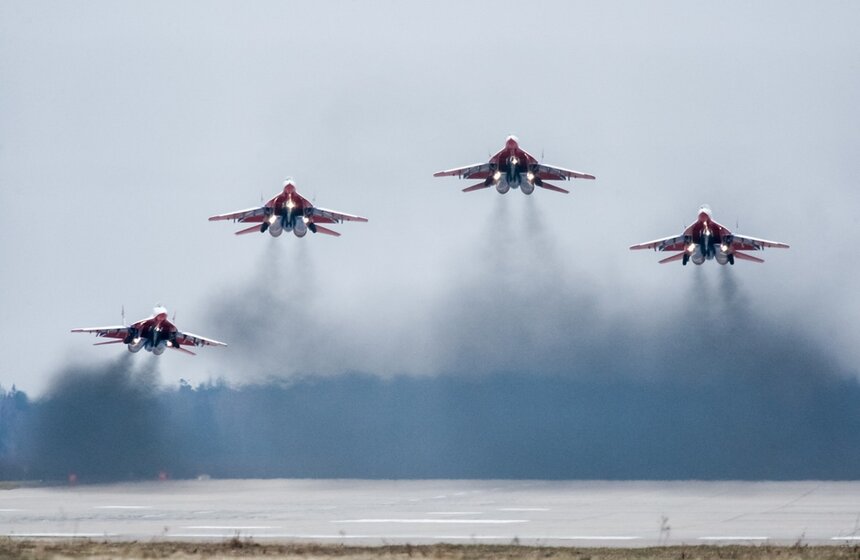 Первая в этом году репетиция воздушной части парада Победы состоялась в подмосковной Кубинке. В тренировке приняли участие 72 самолета и вертолета.<br /><br />https://www.m24.ru/galleries/sorevnovaniya/08012017/6271