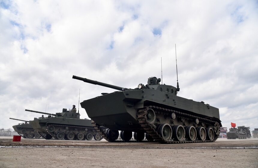 На подмосковном полигоне Алабино прошла тренировка парада Победы. В репетиции приняли участие более 10 тысяч военнослужащих и более 100 единиц современной военной техники.<br /><br />https://www.m24.ru/galleries/sorevnovaniya/08012017/6247