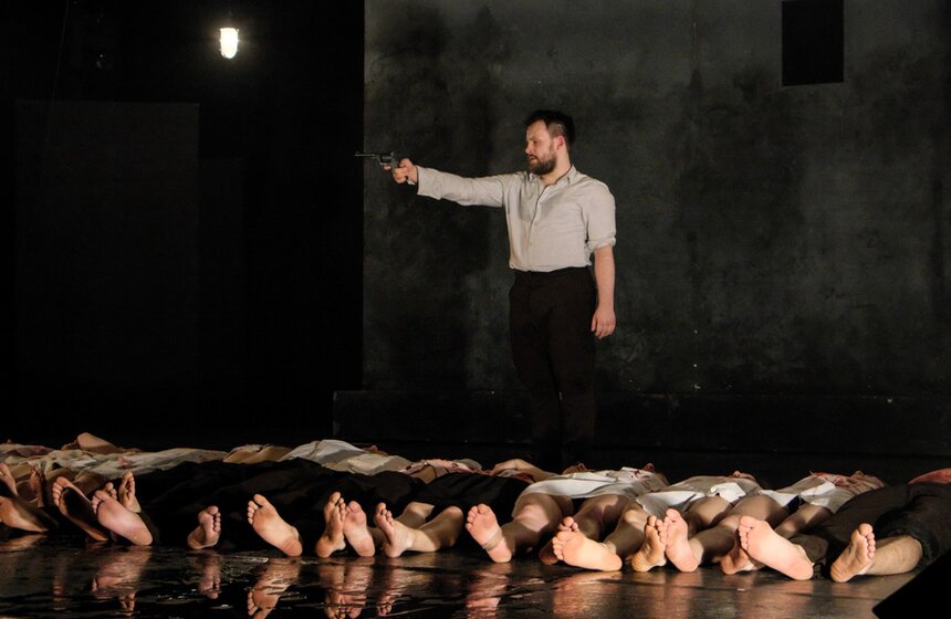 На фестивале "Золотая маска" показан спектакль "Молодая гвардия" петербургского театра "Мастерская". Спектакль не просто рассказал популярную в советские годы историю о подпольной организации в Краснодоне, а исследовал миф, рожденный государственной пропагандой.<br /><br />https://www.m24.ru/galleries/sorevnovaniya/08012017/6241