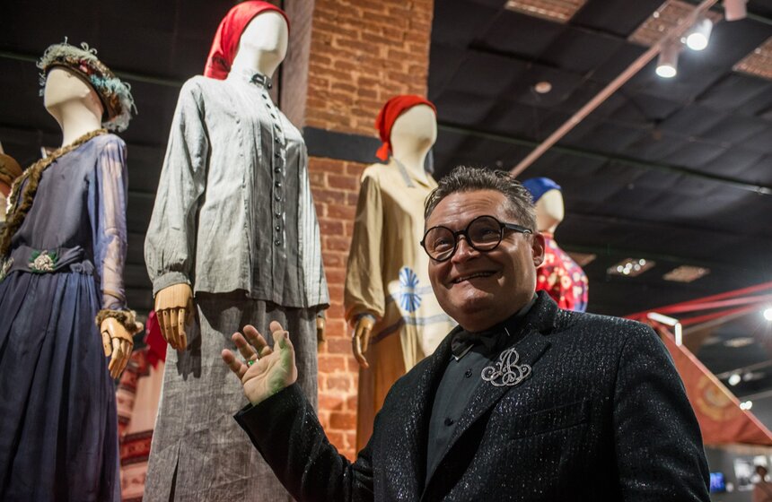 В Музее Москвы состоялось открытие выставки "Москва. Мода и Революция". Выставка наглядно демонстрирует динамику изменений в стиле одежды и в быту, которые повлекла за собой революция 1917 года.<br /><br />https://www.m24.ru/galleries/sorevnovaniya/08012017/6243