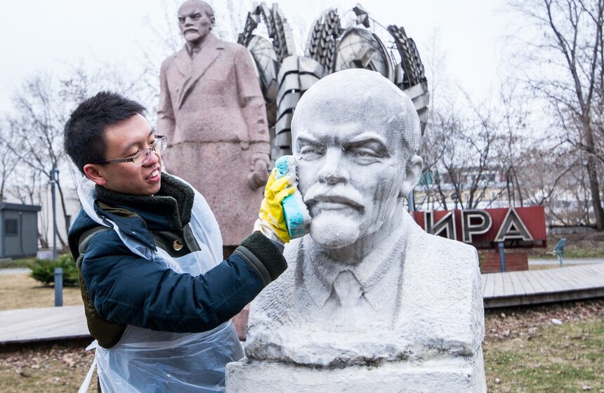 В парке искусств Музеон прошел субботник, во время которого его участники сняли защитные короба с самых хрупких объектов и помыли их.<br /><br />https://www.m24.ru/galleries/sorevnovaniya/08012017/6264?utm_source=CopyBuf