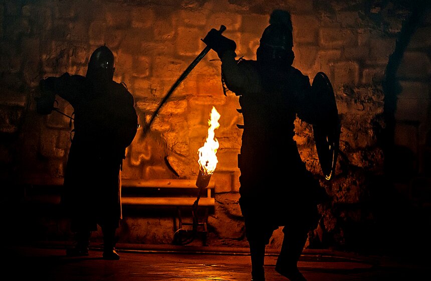 Историческое шоу "Щит России" состоялось в Парке киноприключений. Действие спектакля происходит в наши дни. Экспансия на Землю инопланетных захватчиков – монстров, считающих несправедливым, что наша родина принадлежит только землянам.<br /><br />https://www.m24.ru/galleries/sorevnovaniya/08012017/6233?utm_source=CopyBuf