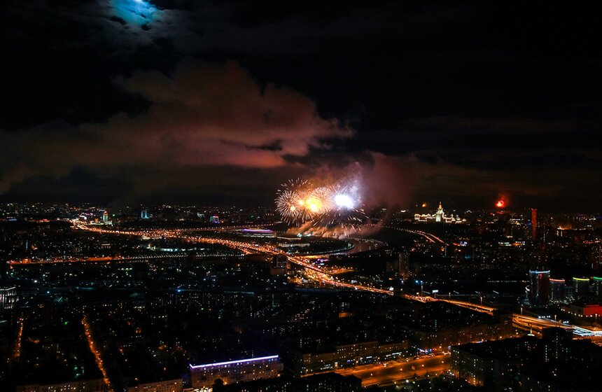 Праздничный салют в честь Дня Победы можно было наблюдать с делового комплекса "Империя".<br /><br />https://www.m24.ru/galleries/aviaciya/07052017/6392