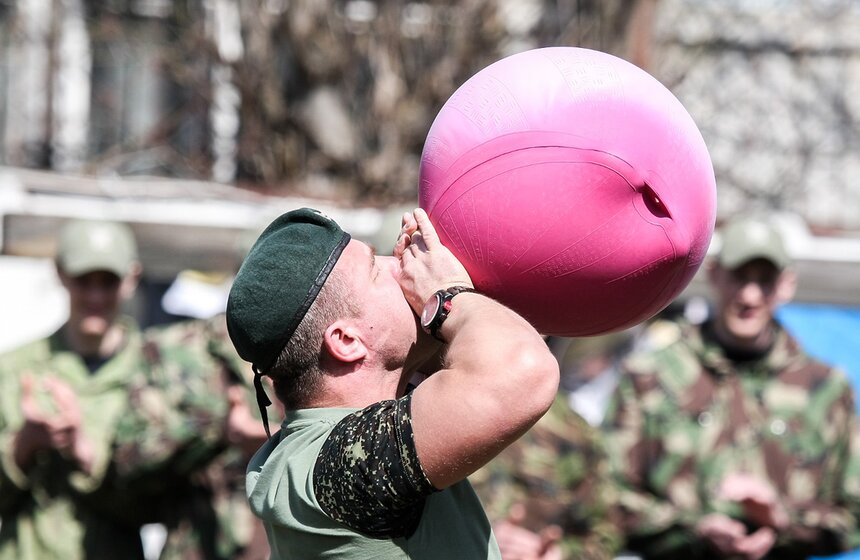 Отряд специального назначения "Сатурн" УФСИН России по Москве каждый год на своей базе проводит триатлон среди сотрудников спецподразделений.<br /><br />https://www.m24.ru/galleries/sorevnovaniya/08012017/6356