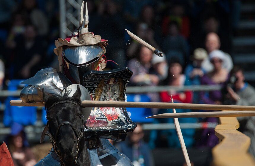В "Коломенском" завершился турнир Святого Георгия. Самые именитые рыцари России и мира сразились в джостинге на цельнодеревянных копьях.<br /><br />https://www.m24.ru/galleries/sorevnovaniya/08012017/6358