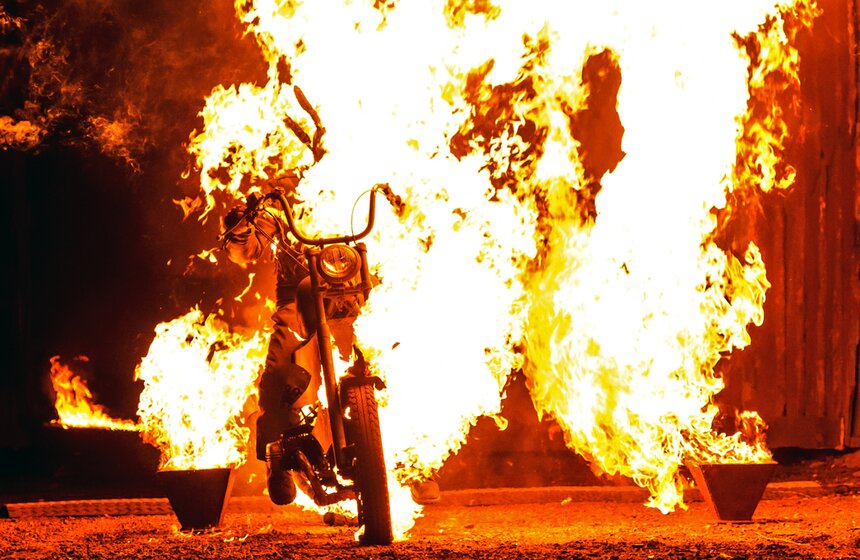 Шоу каскадеров "Русский Форсаж" состоялось на территории парка киноприключений "Мастер Панин". Здесь представили самые сложные и зрелищные трюки голливудских блокбастеров.<br /><br />https://www.m24.ru/galleries/sorevnovaniya/08012017/6347?utm_source=CopyBuf