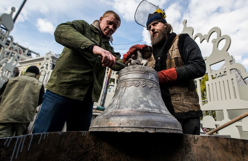 Один из важнейших символов праздника Пасхи – колокольный звон. На фестивале "Пасхальный дар" 20 апреля можно было понаблюдать за процессом создания самого настоящего колокола весом в 75 килограмм.<br /><br />https://www.m24.ru/galleries/sorevnovaniya/08012017/6314