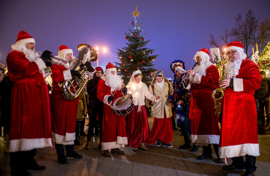 Джаз-бэнд играл попурри из новогодних мелодий