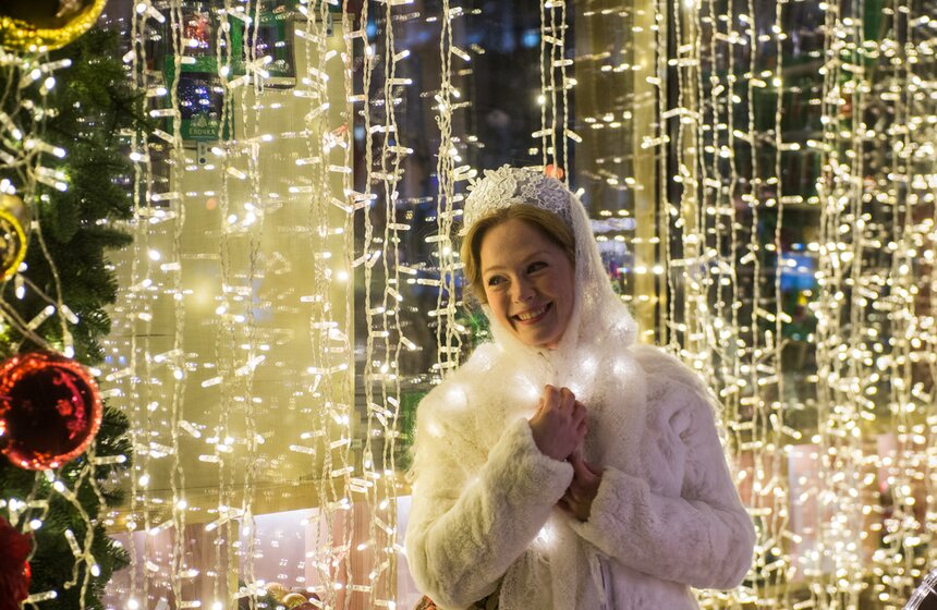 Парад Снегурочек – одна из любимых традиций фестиваля "Путешествие в Рождество"