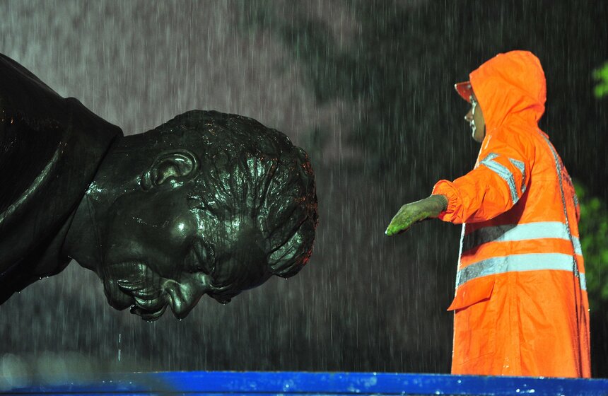 31 июля памятник Максиму Горькому вернулся на свое историческое место у Белорусского вокзала после 12 лет на временном хранении в парке "Музеон". Открыли памятник для жителей к Дню города. Фото: АГН Москва/Киселев Сергей.