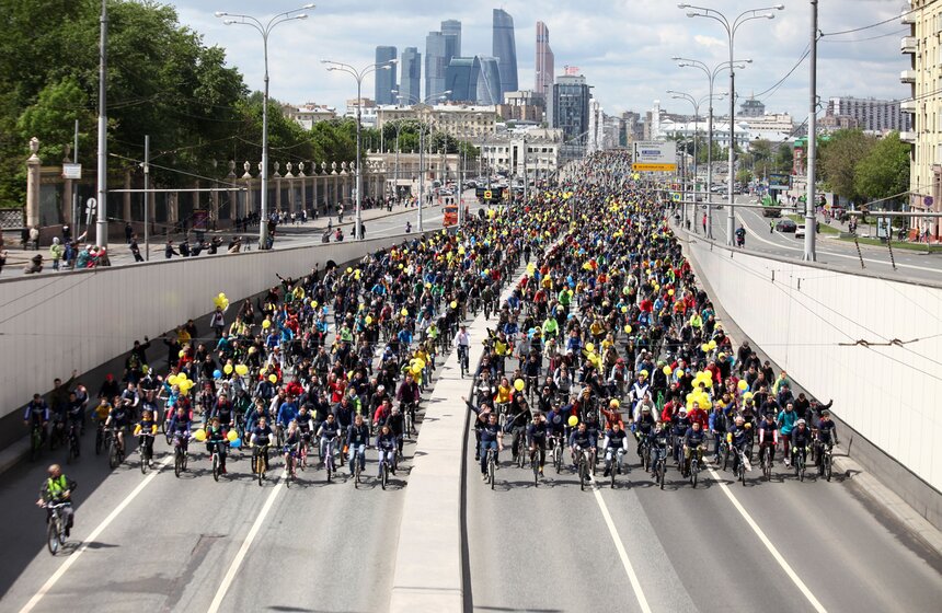 28 мая прошел Московский велопарад. В 2017 году он стал крупнейшим в истории города. В заезде приняли участие 40 тысяч велосипедистов. Колонна сделала полный круг по Садовому кольцу, после чего велосипедистов и гостей мероприятия ждала развлекательная программа. Участники приехали на самых разных моделях велосипедов – от шоссейных, горных и городских круизеров до тандемов. Фото: АГН Москва/Ведяшкин Сергей.