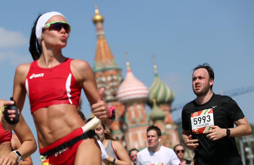 13 августа в Москве состоялся полумарафон "Лужники", посвященный истории легендарного Олимпийского комплекса. В нем участвовало около 9 тысяч человек. Трасса проходила по знаменитому маршруту в сердце Москвы. Участникам забега открывались виды на здание Минобороны, Парк Горького, Андреевский и Крымский мосты, храм Христа Спасителя, высотку на Котельнической набережной, собор Василия Блаженного и Кремль. На полумарафоне вместе с бегунами выступили хендбайкеры, а также впервые приняли участие спортсмены на колясках. Фото: АГН Москва/Зыков Кирилл.
